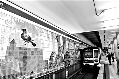 建国门地铁站老壁画重现古风