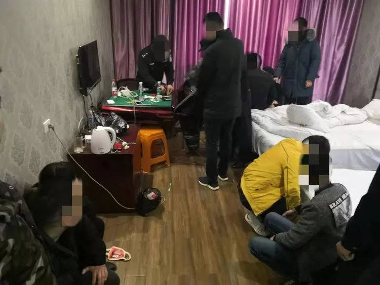 萍乡某宾馆内端掉一毒窝,7人聚众吸毒