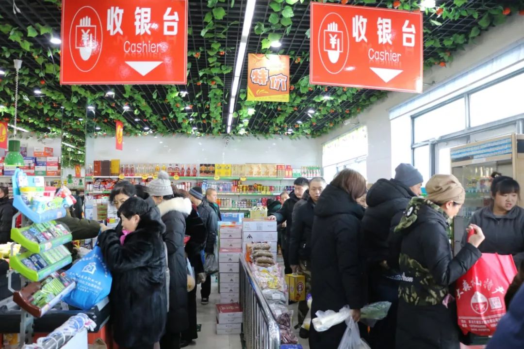 果蔬超市里的称重员和收银员也都忙得不可开交.