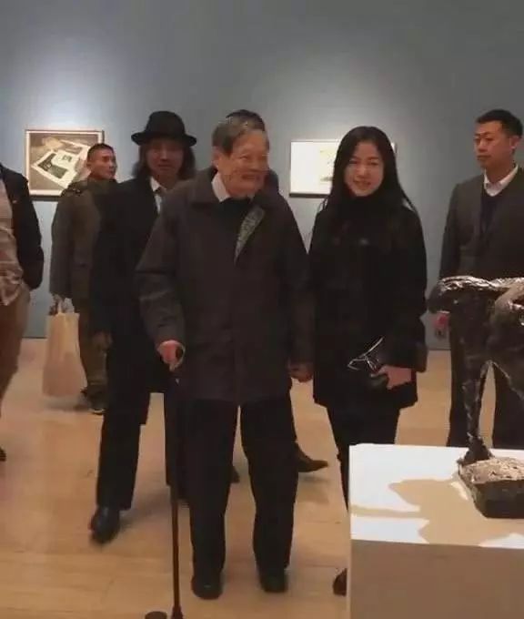 翁帆陪杨振宁看展，穿的普通却很优雅，两人十指紧扣好甜呀！