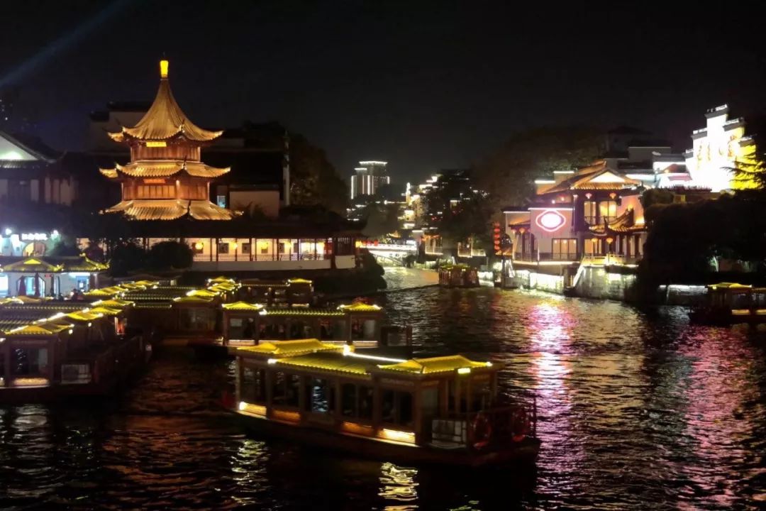 夫子庙是河畔最重要的景点,也是南京最有名的景点之一.