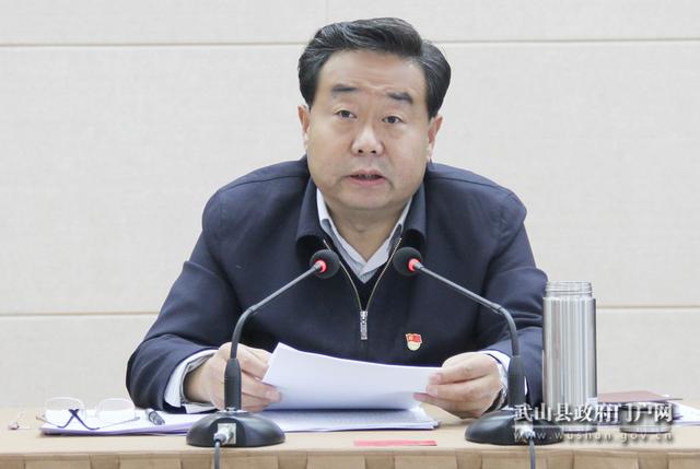 县委常委,政法委书记林如海主持会议.