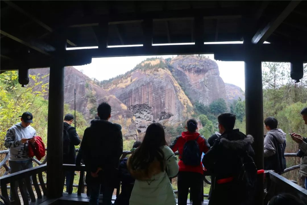 赣闽粤媒体走进寻乌青龙岩旅游度假区,探寻灵石温泉的