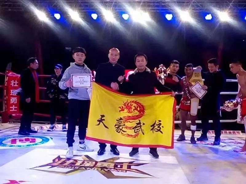 天豪武校学子刘煊在昆仑决自由搏击赛中喜获佳绩!_武术