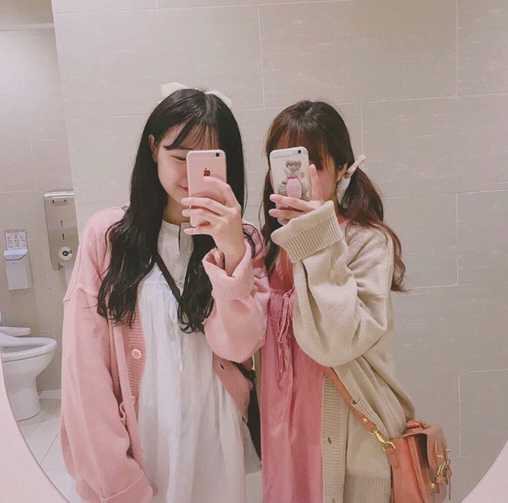 另外,也有不少日本妹子喜欢对着镜子用手机挡住脸然后拍全身照.