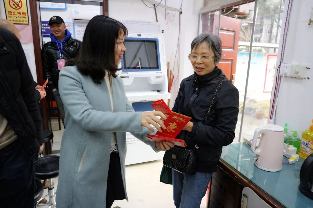 图为柳北区纪委副书记,监委副主任叶青在祥和社区派发廉政红包