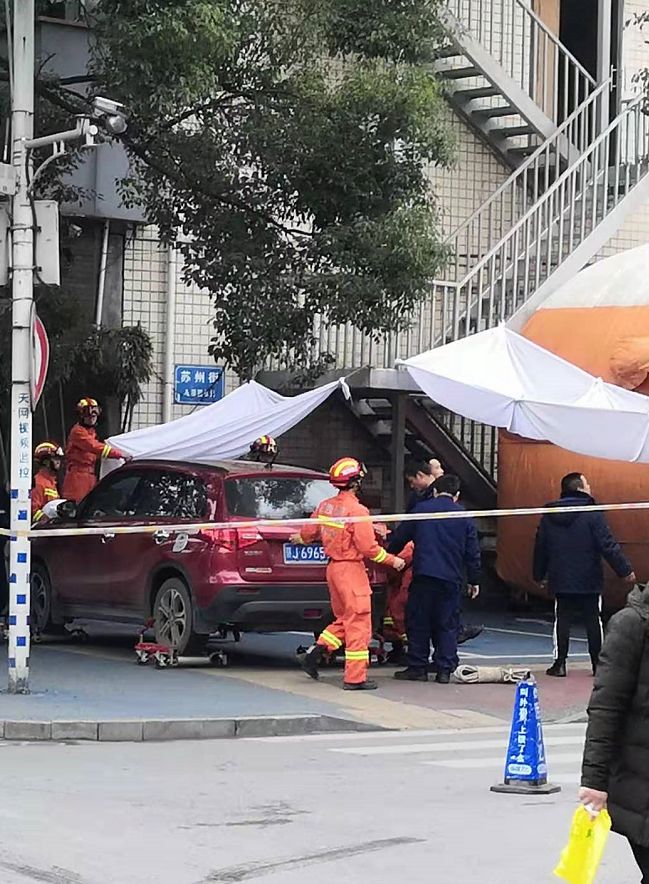 萍乡一男子要跳楼现场多人参与救援