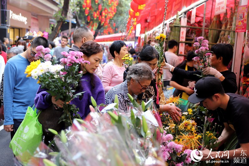 广州迎春花市全面开放 市民行花街过大年