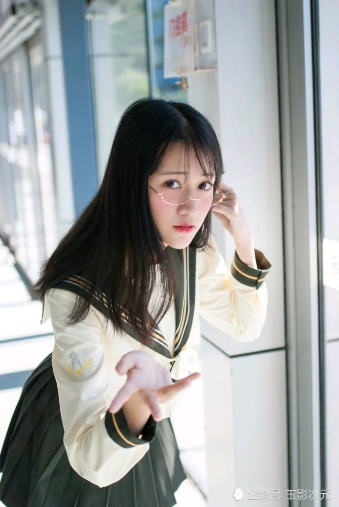 jk制服:戴眼镜的小姐姐是个清纯的大小姐!