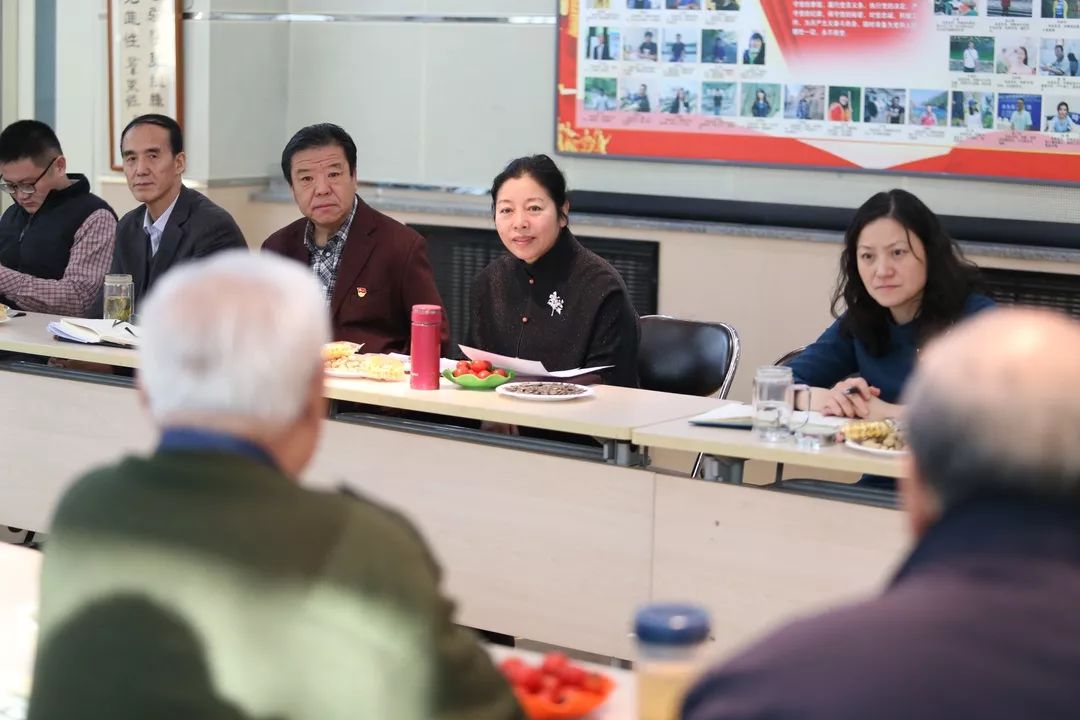 座谈会上,孟红伟理事长介绍了一年来全区残疾人工作概况,结合"不忘