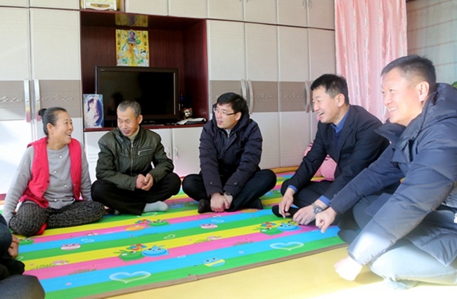 延边州委副书记,延吉市委书记洪庆看望慰问老干部老党员包保贫困户