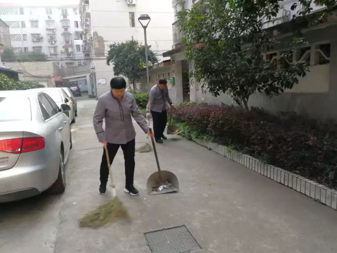 为让居民过好年,这对清洁工夫妻20年没