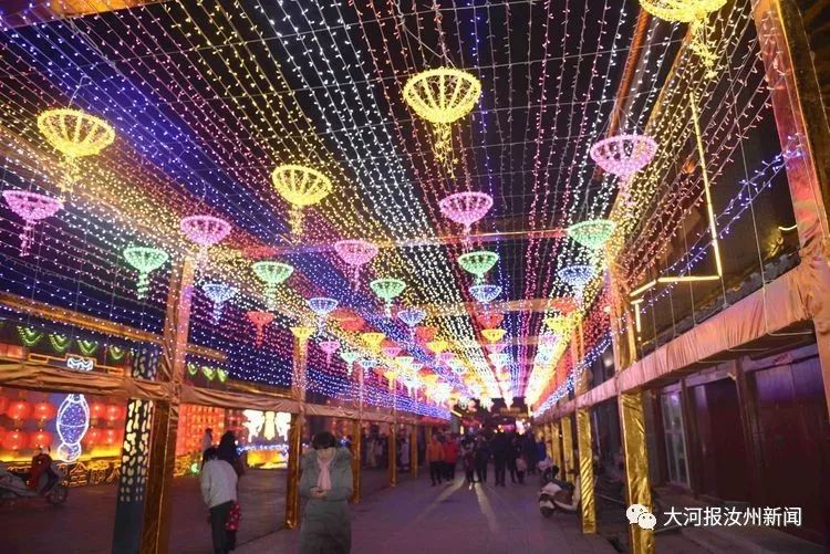 2020年中大街新春庙会今天正式拉开帷幕,汝州市钟楼街道承担着庙会