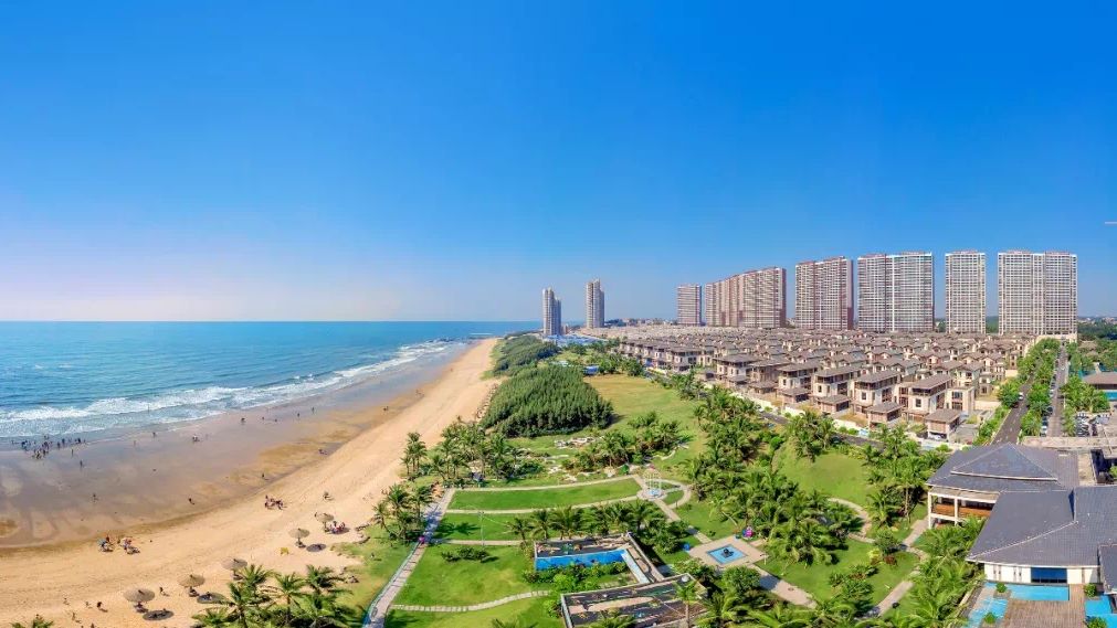 早餐后出发前吴川市的鼎龙湾国际海洋度假区,入住度假区内海景公寓式