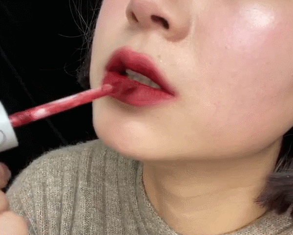 很丝滑 颜色是非常提气的红棕色 饱和度很高,超显白 欧莱雅鎏金唇膏
