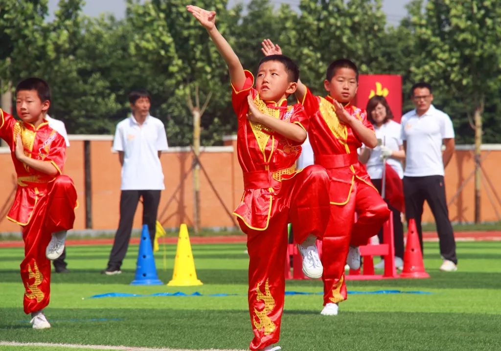 第四小学的学生在淄博市体育现场会活动中表演武术