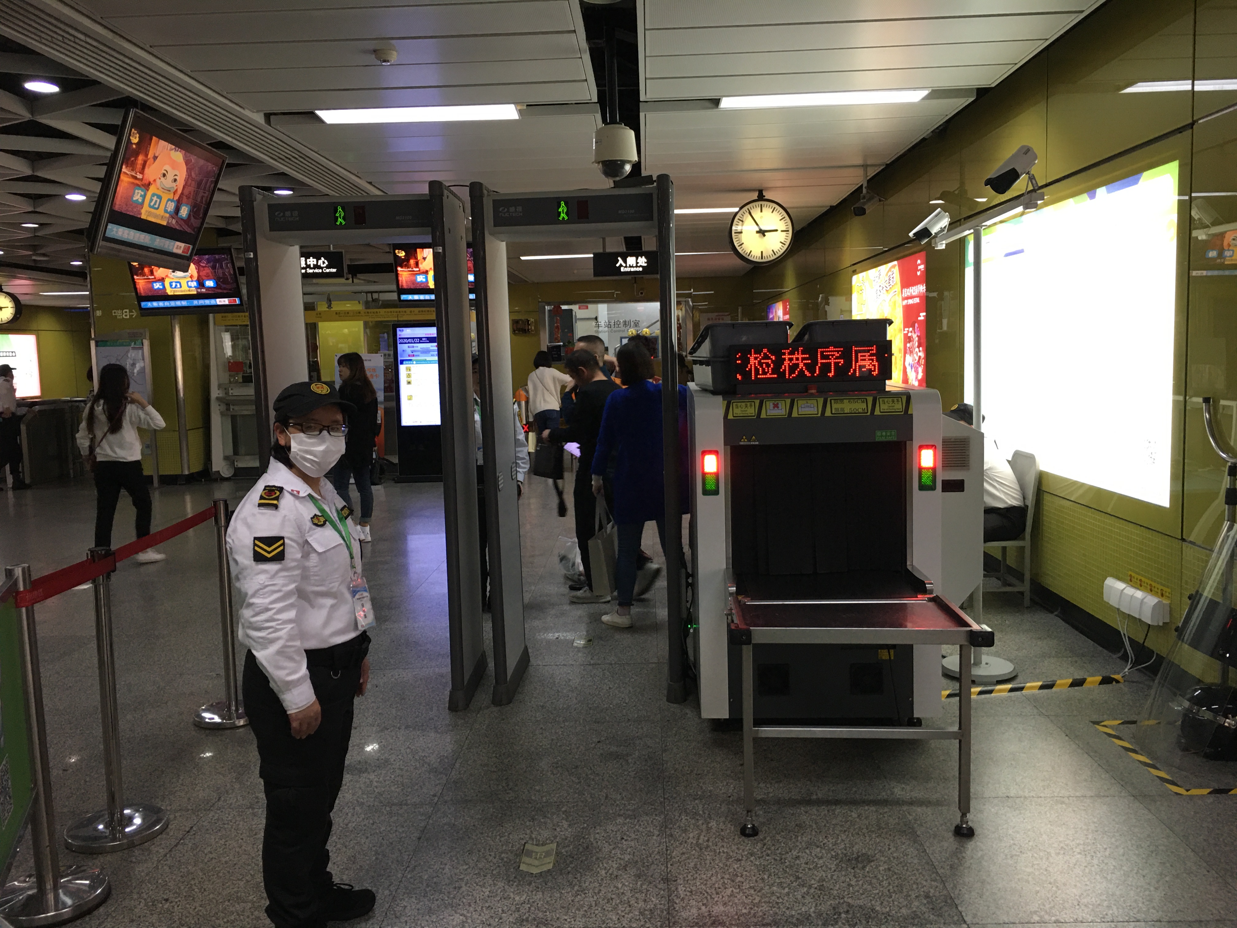 广州地铁工作人员全部戴口罩上岗