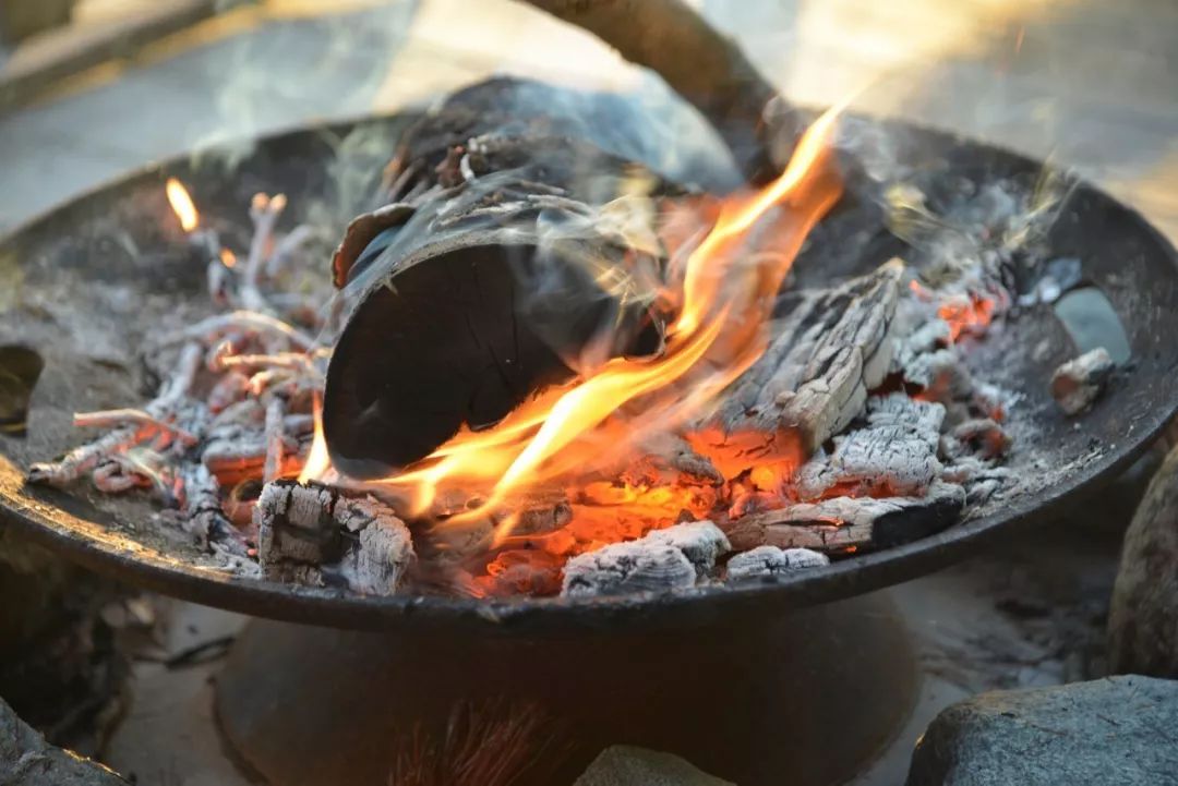 时,在院子里点燃火把,火堆,或炭火盆,在古代称为"庭燎"烧火盆"旺相"