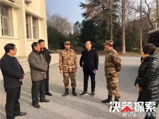 信阳市浉河区四大班子领导分组走访慰问驻地部队官兵