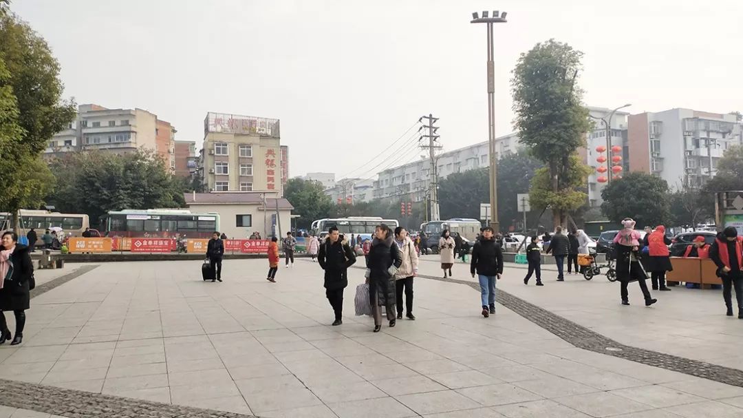 威远车站门口每天都在发生你家人可能也在其中