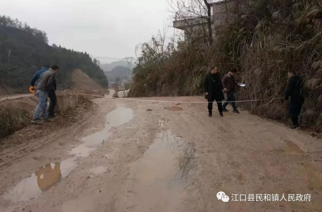 镇高速办,村管所及国土所工作人员为s201房屋拆迁户测量重新建房地基.