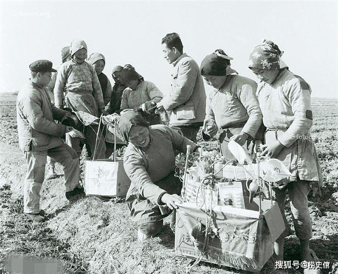 建国初期南京人生活妇女在供销社买花布社员在听矿石收音机