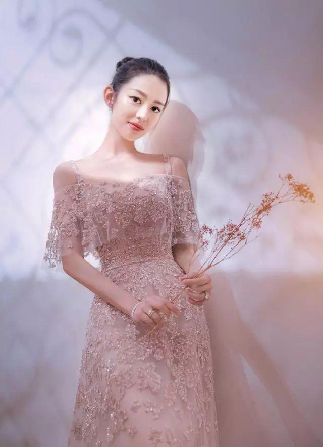 吉娜简直太仙了,粉色薄纱礼服凹出美好身材,造型唯美气质迷人