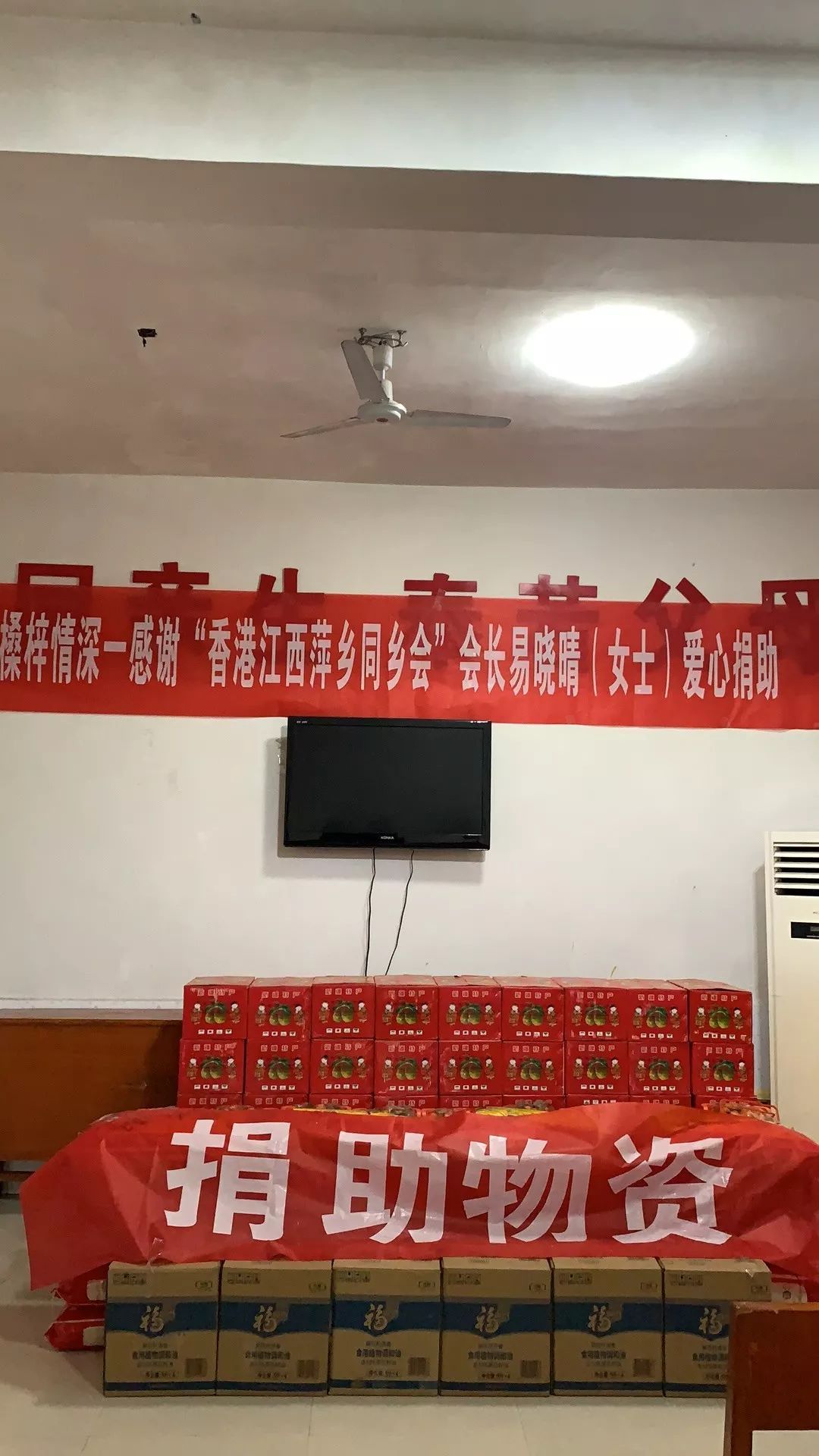 一行在乡党委委员,人武部长彭玉凤同志的陪同下来到源南乡敬老院慰问