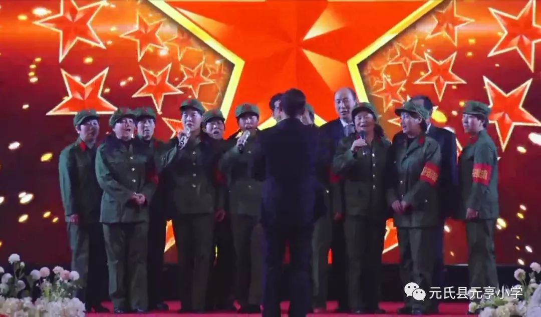 抒发心中浓浓的情感。下面有请小学后勤部全体，为大家带来《红歌联唱》