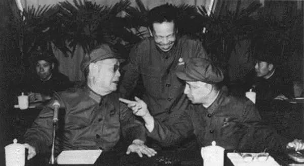 淮海战役华野成薄弱环节，蒋介石本可绝地反击，却因一人错过大好机会