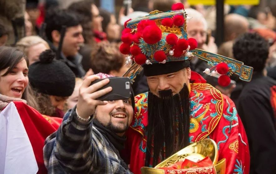 老外有多爱过春节看春晚迎财神买年货简直比我们还懂行