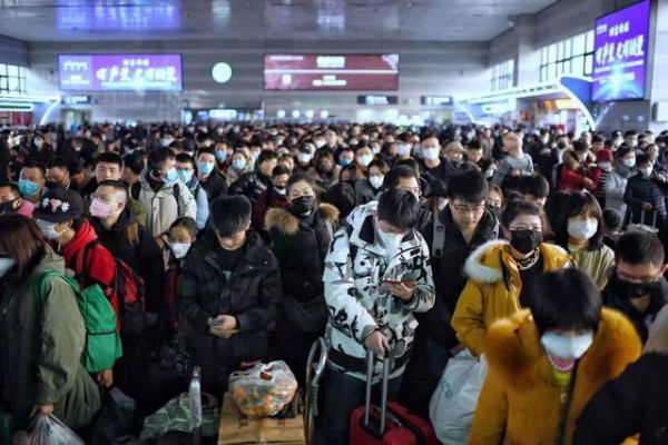 北京铁路春运迎高峰 车站超八成旅客主动戴口罩出行