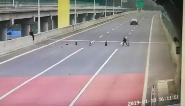 熊孩子搭配烟花爆竹:5毛钱,就能要了孩子的命!