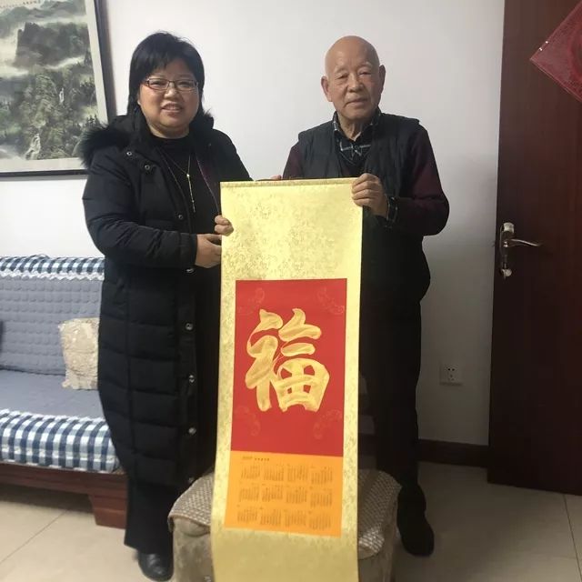 区人大常委会党组成员副主任吕秀艳走访慰问退休干部付生柱,邱思达