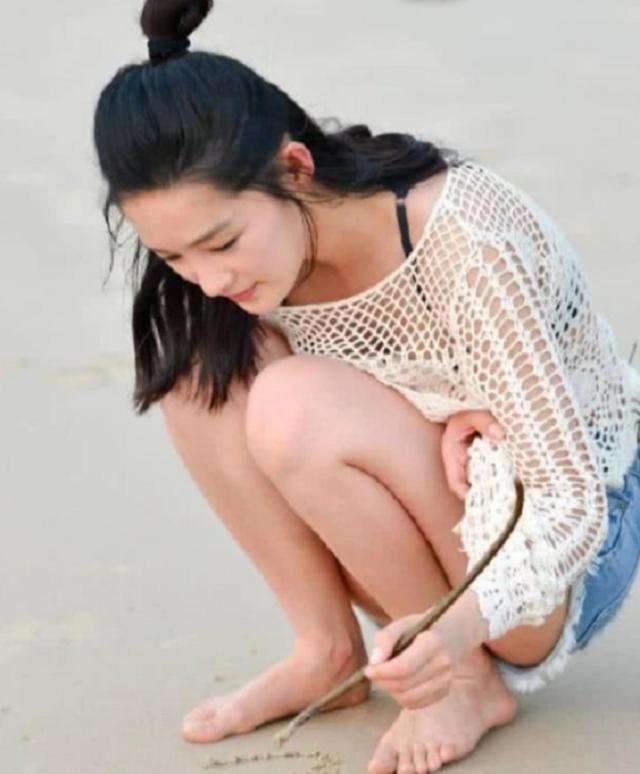 李沁有多撩?看她蹲在沙滩上的样子,网友:这小脚丫是认真的?