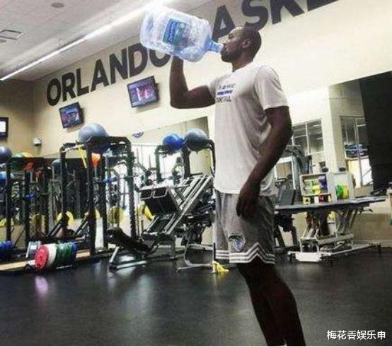 篮球巨人喝水都什么样姚明像在喝口服液奥尼尔这么可爱的吗