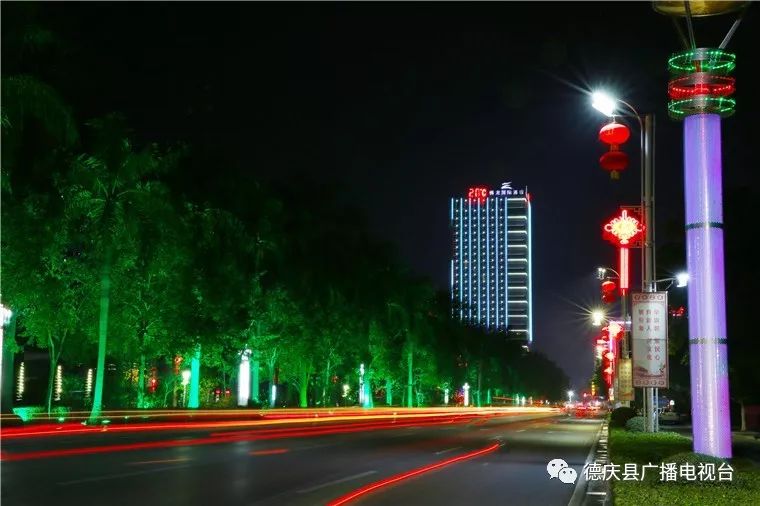 回家过年德庆大街小巷换红衣文化广场大型金鼠迎新年