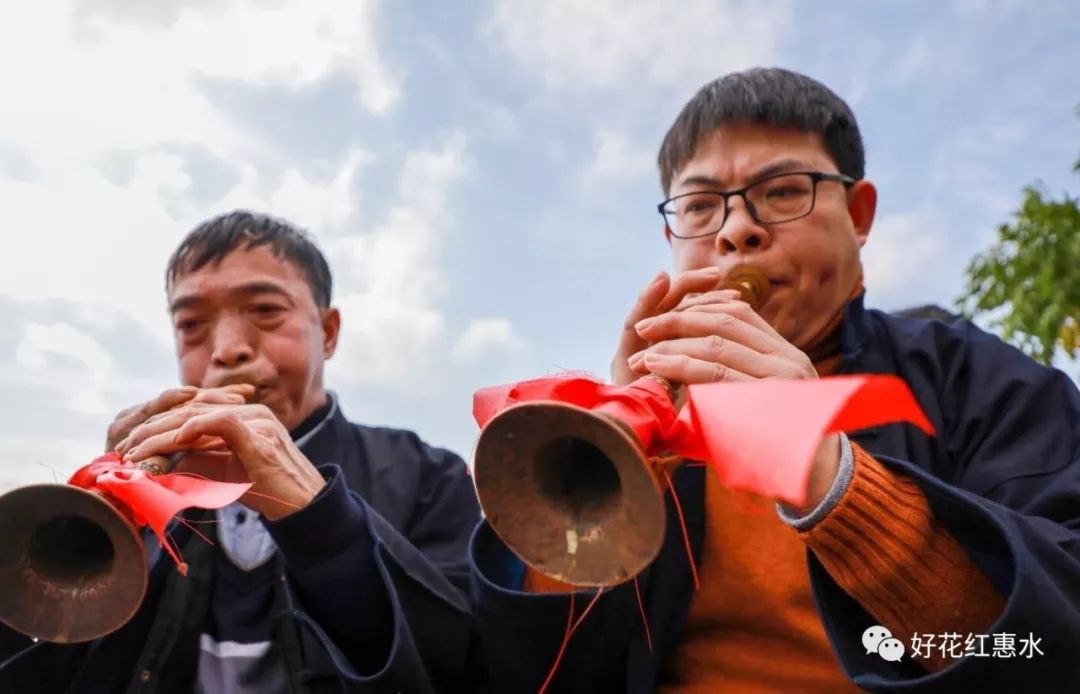 唢呐"小调"旋律喜庆欢快,发音开朗豪放,高亢嘹亮.