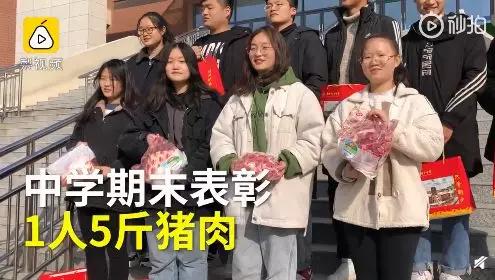 18岁女大学生1笔写福，免费送回家过年的旅客｜校园新鲜事