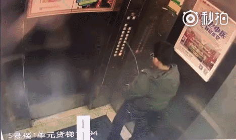 熊孩子搭配烟花爆竹:5毛钱,就能要了孩子的命!