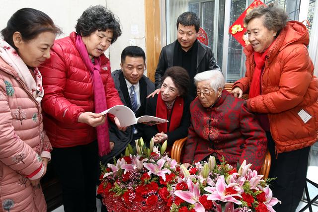 时代楷模在百岁老人家中过生日_党亚贤