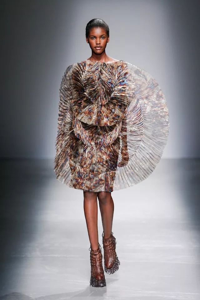 最新时装走秀图片大全 4155aa15ba76476e995aa6e59c6b72c7.jpeg