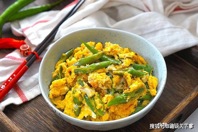 鸡精,葱,搅拌均匀3,热锅热油,先倒入杭椒爆炒1分钟4,再倒入鸡蛋液,将