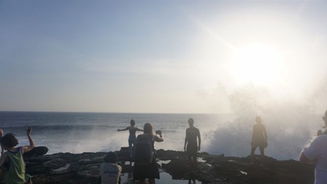 中国女游客印尼恶魔眼泪附近拍照被浪卷走身亡