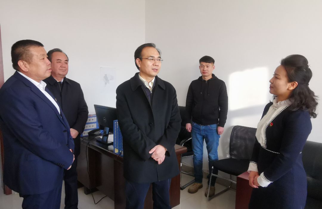 万超岐深入阿左旗调研并看望慰问基层干部群众