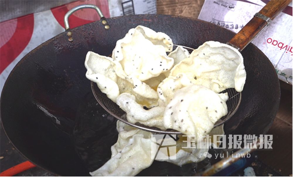 薄如纸片白如云,玉林这种年节食品薄脆入口即化,还是难得的咸口味!