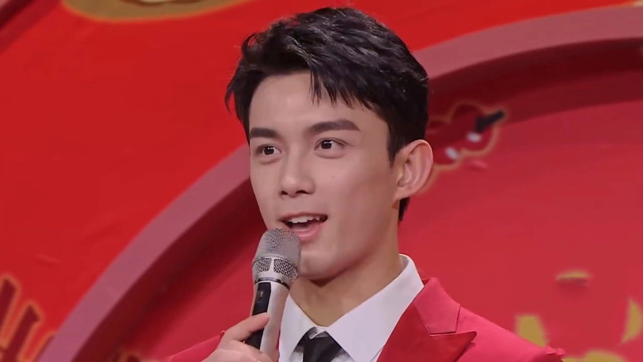 原创易烊千玺王源五登春晚吴磊成全村的骄傲黄明昊预示00后崛起