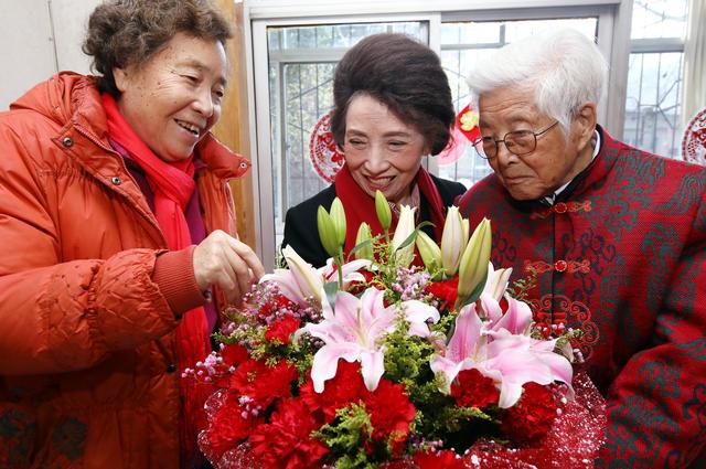 时代楷模在百岁老人家中过生日_党亚贤