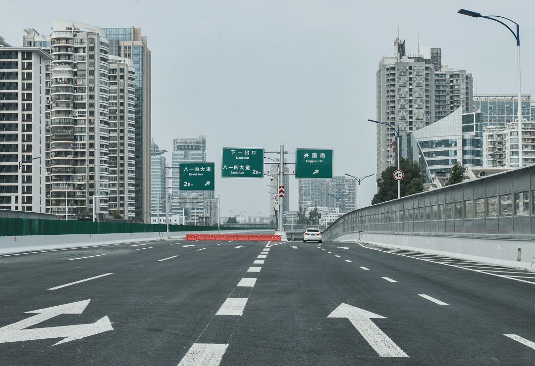 工程主要包括主线高架桥,市政道路改造,互通立交一座,下穿地道(八一四