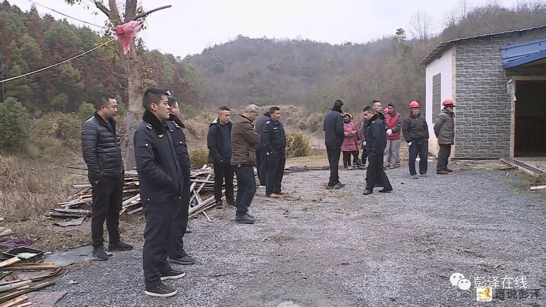 近日,芙蓉墩镇执法人员在县城管局的配合下,依法拆除了一座位于芙蓉墩